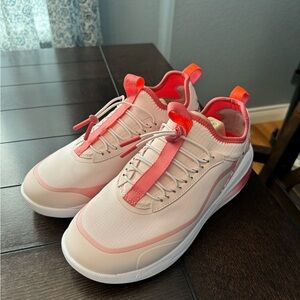 New and never worn! Clove Aeros mauve chalk/pink multi/fiery coral.